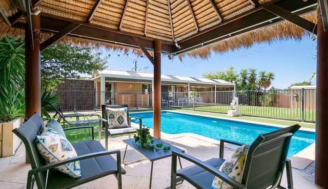 Padbury Pool Escape | 2 Living Areas | Near Beach in Padbury