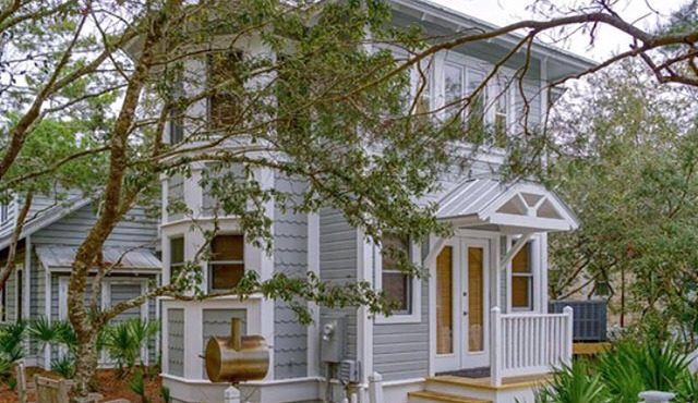 PERFECT FOR A COUPLE'S GETAWAYS! 2 MINUTE WALK TO POOL & BEACH in Seaside