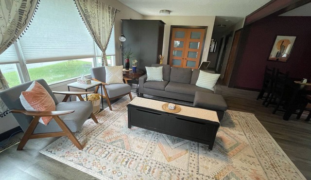 Pet Friendly 3 Bedroom, Close to the mountains! in Pincher Creek