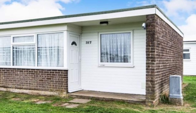 Pet-Friendly, Semi-Detached 2-Bed Chalet: Near Broads & Short Walk to Beach in Great Yarmouth