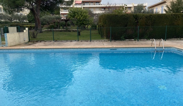 Pleasant modern studio with swimming pool, 8 minutes from the sea on foot in Antibes