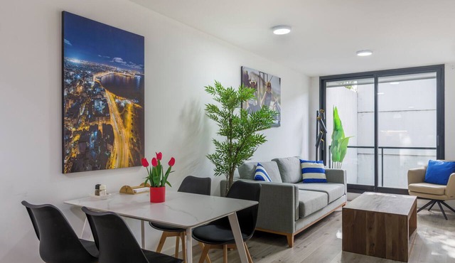 Pocitos Apartamento Brio w/King Beds, 3 Smart TVs, W/D, Fast WiFi, Rooftop Pool. in Montevideo