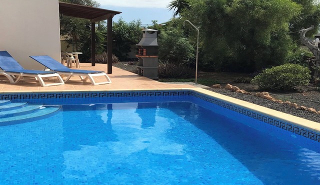 Quality non complex private apartment with Heated Pool, internet and Open Views in La Oliva