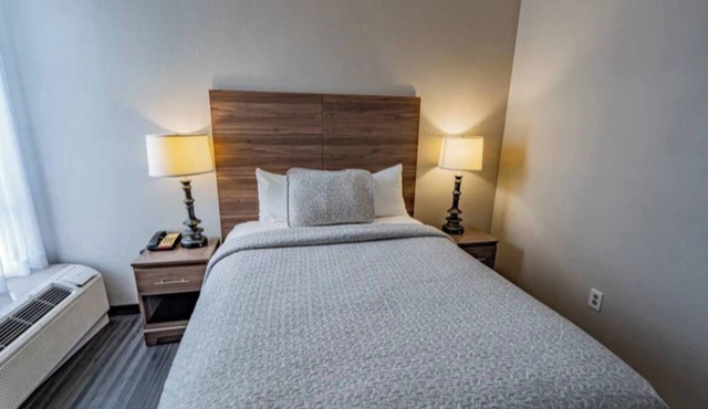 Queen Bed Room Handicap in Fiarhaven