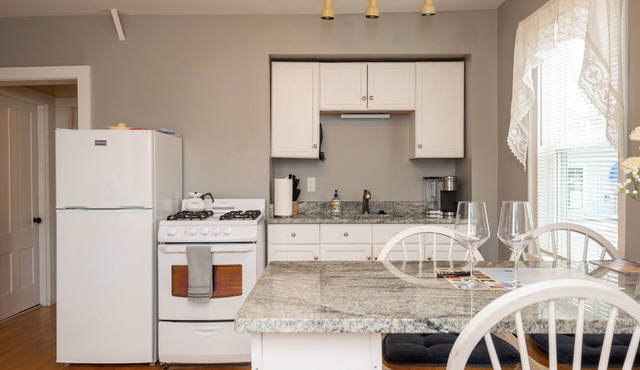 Re-listed: Adorable Condo Beverly - Salem - Halloween in Beverly