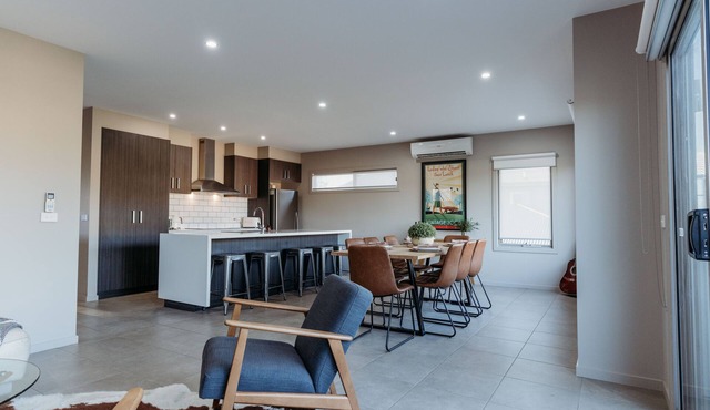 Relax & watch magical sunsets upstairs balconies overlooking the beautiful lake in Nagambie