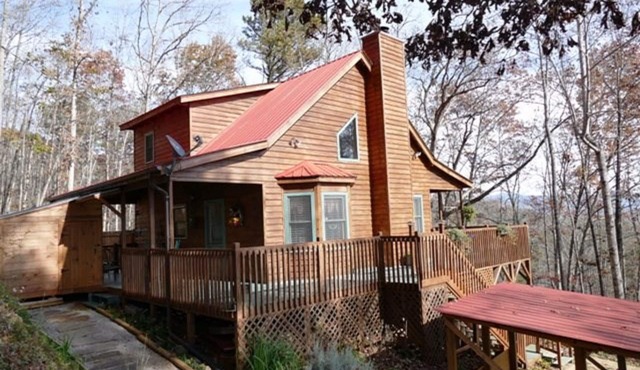 Romantic Mountain Top Cabin with Hot Tub, Wrap Around Porches, and Amazing Views in Franklin