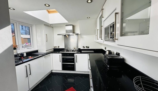 Roomy home 1 level Free Parking in Edinburgh