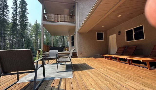 Shunda Creek Place is 5 star VBRO mountain retreat. in Nordegg