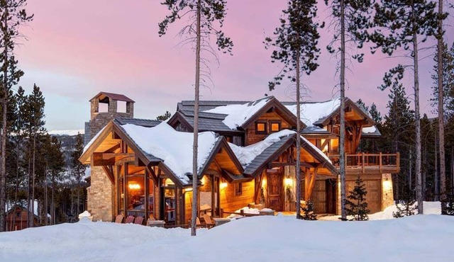 Slopeside Manor: Ski Access on Peak 8, Private Hot Tub, Resort Amenities in Breckenridge