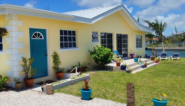 Spacious 4-Bedroom Villa, on a Lovely Waterway, with Beach and Ocean Views in Freeport