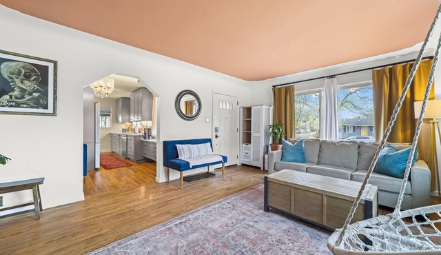 Spacious Home for 7 with BBQ and Fenced Yard in Denver