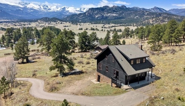 Spectacular Views of Long's Peak- 10 min to town-3 full bath plus 2 half bath in Estes Park