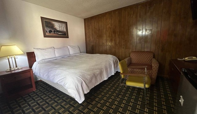 Stay in a Calm & Serene Room Near Boneyard Creation Museum - 1.5 miles away in Broken Bow