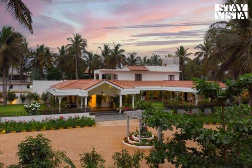 StayVista's Silver Oak Farm - 5BHK Villa with Bar & Pet Friendly in Bangalore