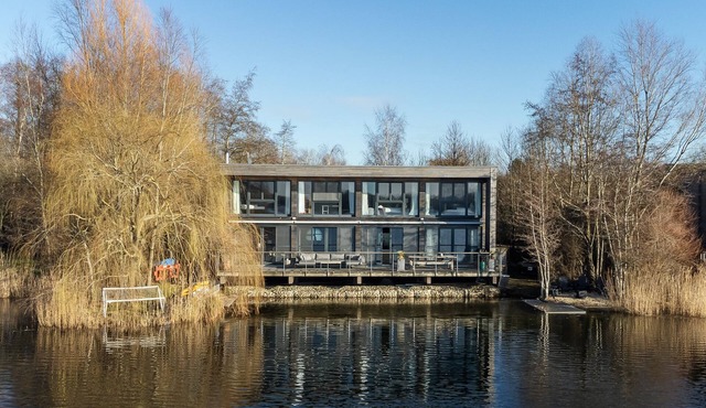 Stunning Lake House in the 5 star Lakes By Yoo Resort in Heart of The Cotswolds in Lechlade