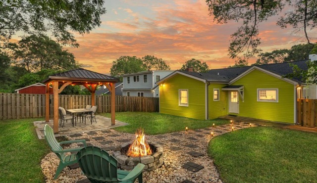 Stylish 4BR Haven: Serene Backyard and Fire Pit in Charlotte