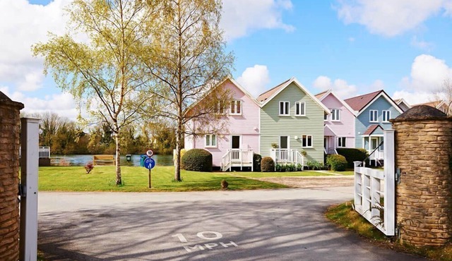 Stylish family-friendly waterfront retreat on Spring Lake in the Cotswold Water Park in Cirencester