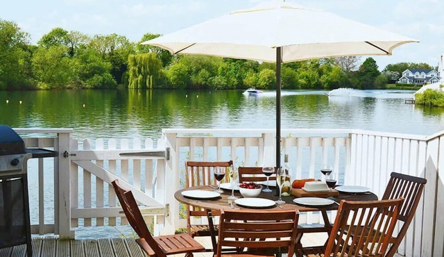 Stylish pet-friendly waterfront retreat on Spring Lake in the Cotswold Water Park in Cirencester