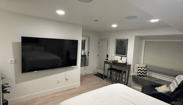 Stylish studio next to Mile High with kitchenette and large screen TV in Denver