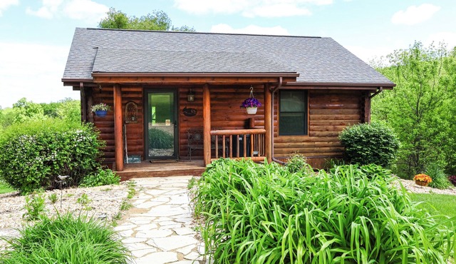 The Aster Cabin. 10 Minutes from Downtown Dubuque. Lorelei Cabin Collection in Dubuque