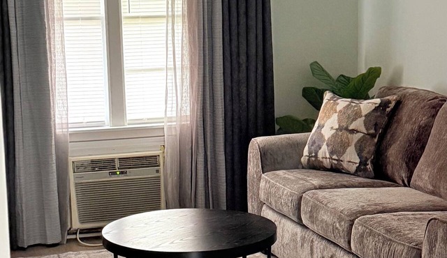 The Cove #2. Lovely 2-bedroom apartment with AC in charming Rockingham. in Rockingham