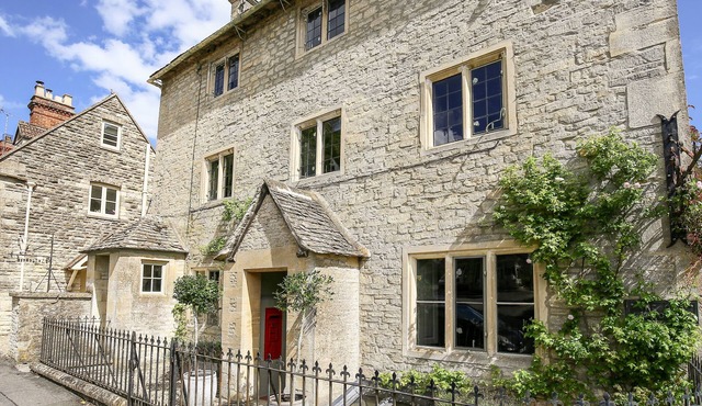 THE OLD POST OFFICE, pet friendly, with open fire in Coln St Aldwyns in Cirencester