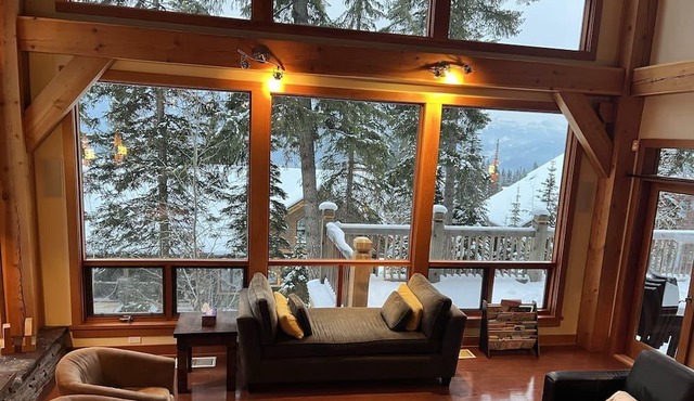 **Timber frame vaulted ceiling chalet with VIEWS** in Golden
