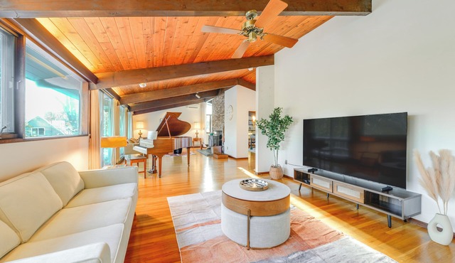 Trail Access On-Site: Gorgeous MCM Deck House! in Dover