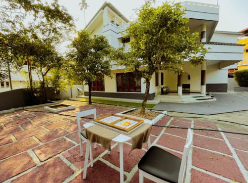 Upavan Villa-Two KM From Aluva Metro Station in Alwaye