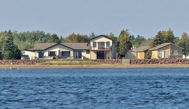Waterfront 3-bedroom with Hot Tub in Richibucto
