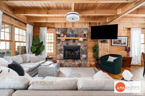 Wonderful Log Cabin near private beach and lake access in Saugatuck