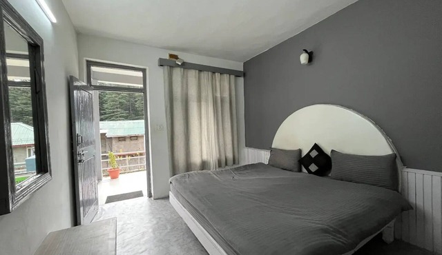 Young Monk Hostel - Standard Roomnn in Manali