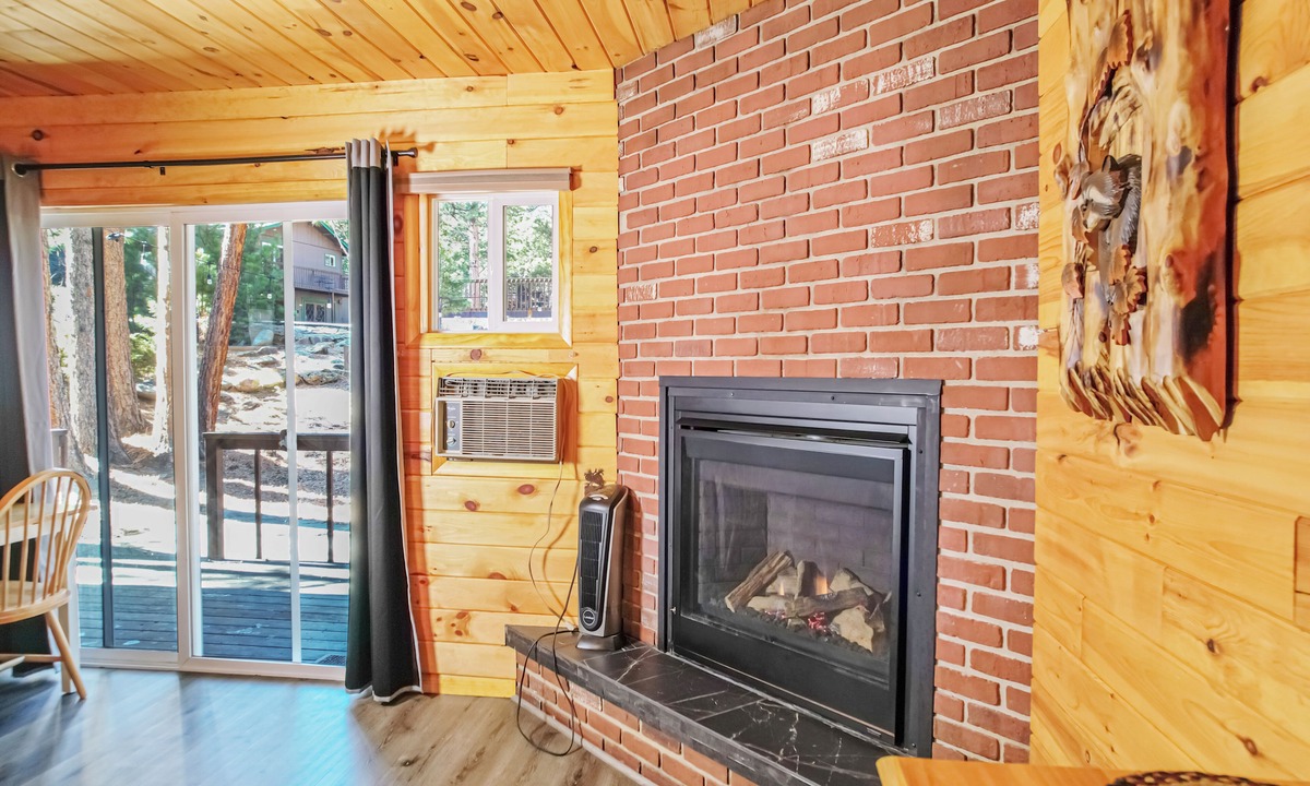 Estes Park Hotel | Gorgeous Riverfront Suite with Views R2