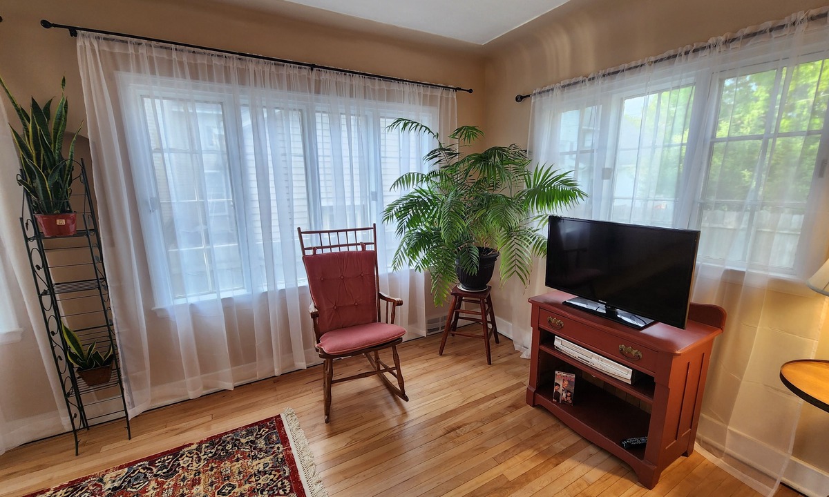 Manistee House | Great 3-bedroom House close to town/beaches/River walk , deck, WiFi and AC