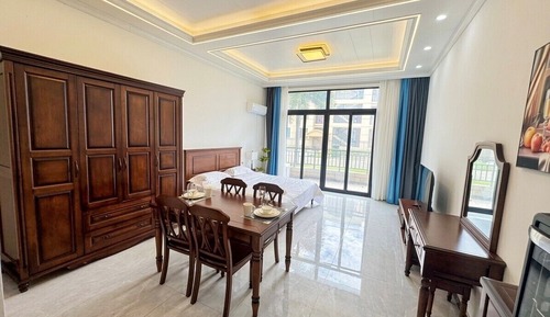 Standard Studio, 1 King Bed, Courtyard View