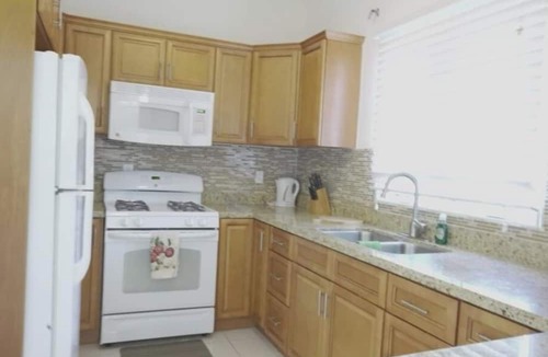 Bayfords Apartment | LUX Suites - 2-bedroom apartment in Halfmoon Bay