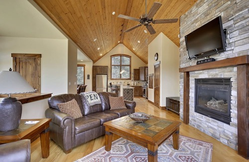 Old Town House | Slopeside Villa 126 I Ski Views I Private Hot Tub I Bunks I Steam Shower I Discounted Attractions