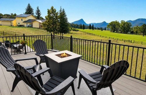Estes Park House | Family-Friendly Home w/Hot Tub: 1 Mile to Downtown
