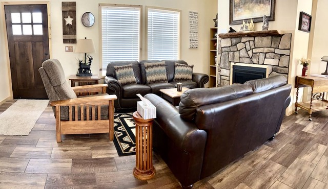 Secluded Stargazing Mountain Retreat, Hot Tub, Big Kitchen, Fireplace, Arcade in Florissant
