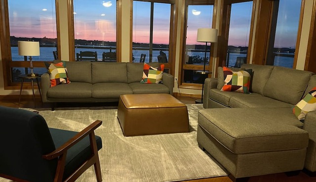 Luxurious Lakefront BB Corner Condo. Panoramic lake views & 6 waterpark passes. in Arnolds Park