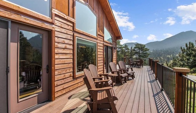 Beautiful Home - Hot Tub & Mountain Views in Estes Park