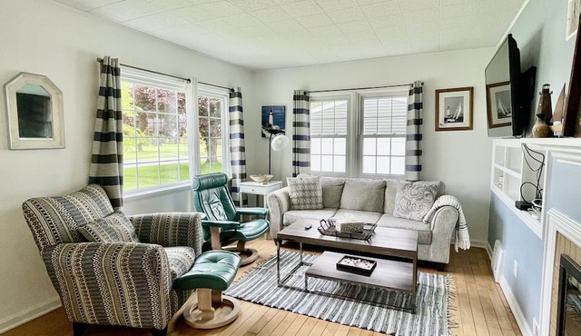 Charming Cottage. Walk to the beach and pet friendly - huge fenced yard. in Manistee