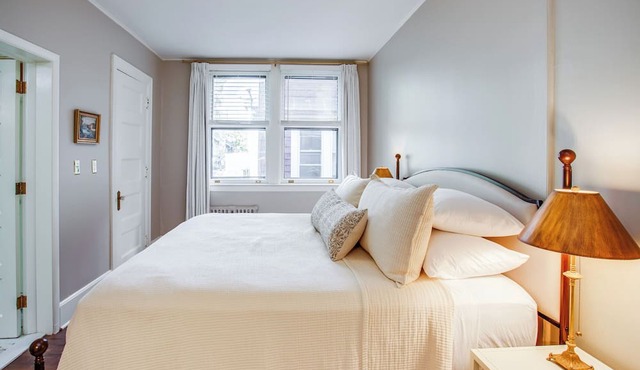 Private Suite with King Bed, Steps from Park Ave and East Ave! in Rochester