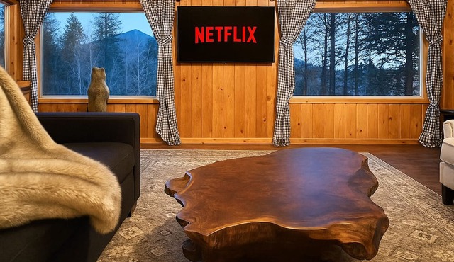 Rustic Log Cabin near National Park with Hot Tub & Mountain Views in Allenspark