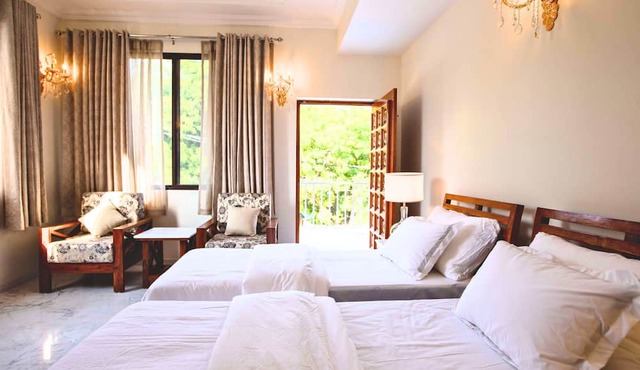 Luxurious Italian Family House: 3 Large Ensuite-Bedrooms With Private Balconies in New Delhi