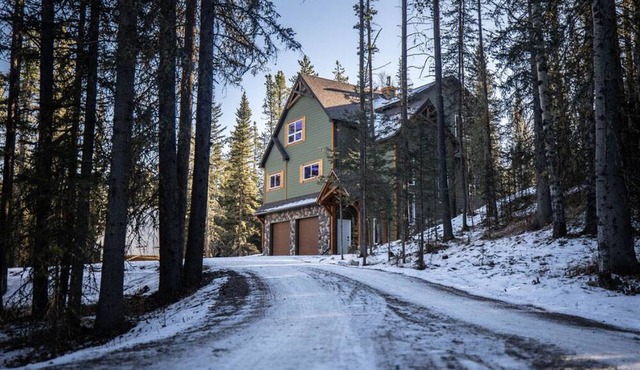 Entire 2 Bedroom Guest Suite with Laundry, Minutes from Bragg Creek! in Millarville