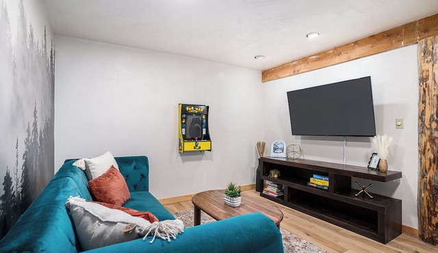 Cabin - Hot Tub w outdoor TV, Sleeps 12, King Bed, Dogs ok in Estes Park