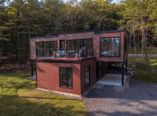 New Family Cottage Tremblant-4 Bdrs W Hot Tub in La Conception
